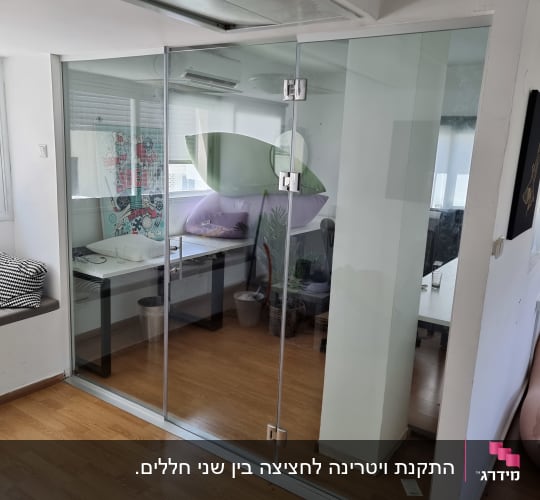 דלת זכוכית שקופה עם ידית מתכת